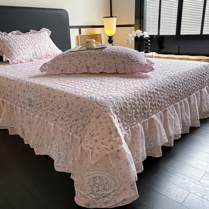 91家纺网 家纺一手货源 找家纺 （总）阿曼达 2025新款单品法式蕾丝夹棉印花花边款床盖三件套