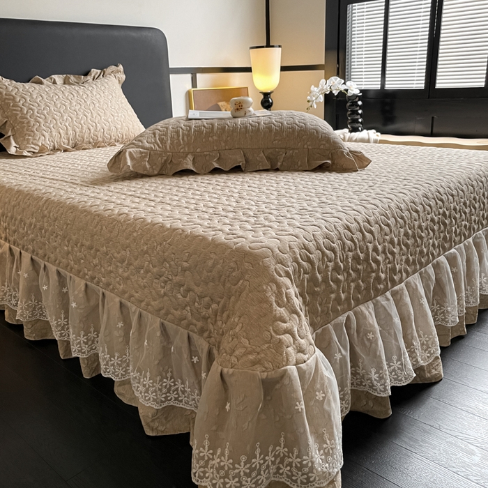 91家纺网 家纺一手货源 找家纺 （总）阿曼达 2025新款单品法式蕾丝夹棉印花花边款床盖三件套