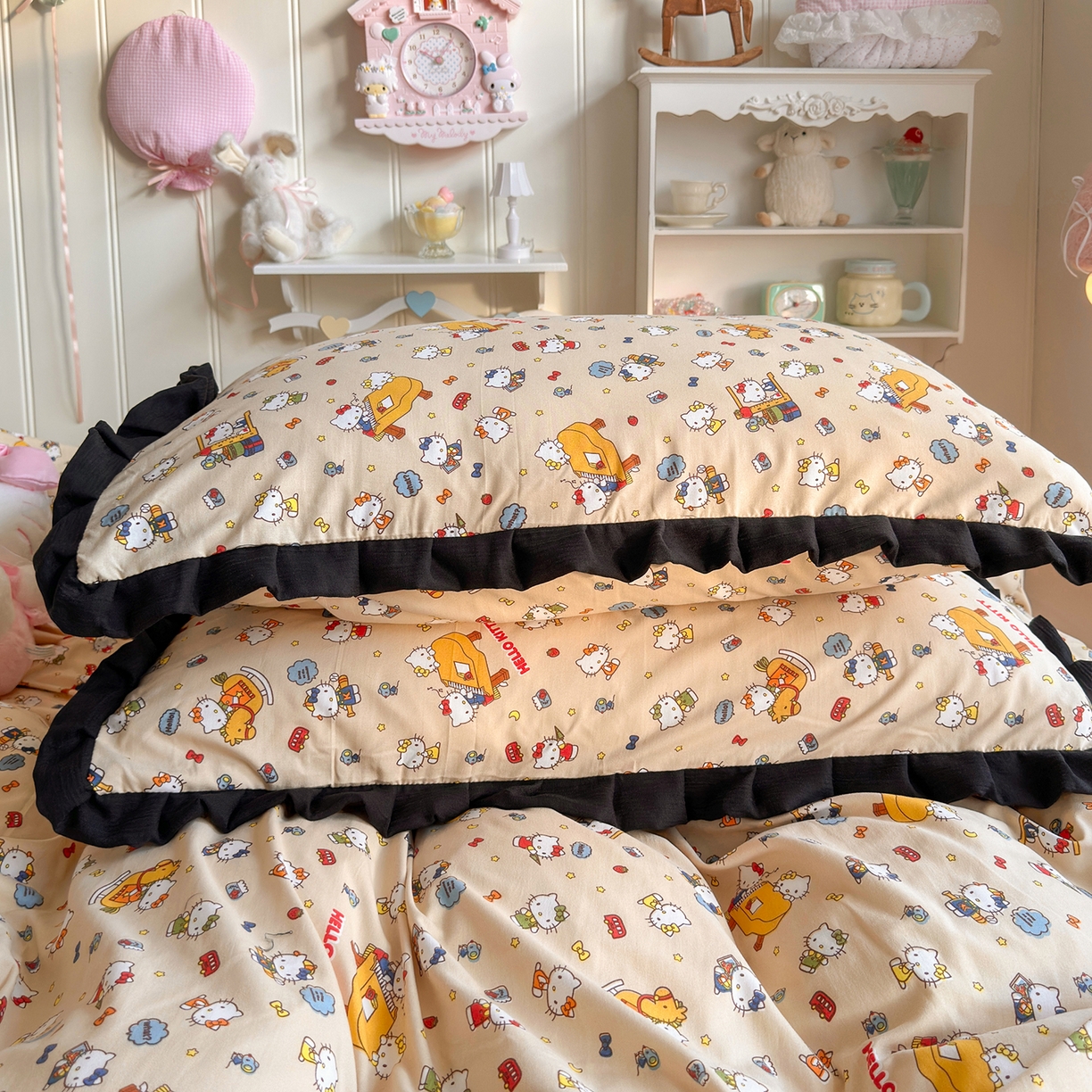 91家纺网 家纺一手货源 找家纺 星禾优选 2025新款三丽鸥加厚水洗双层纱花边款四件套 钢琴kt