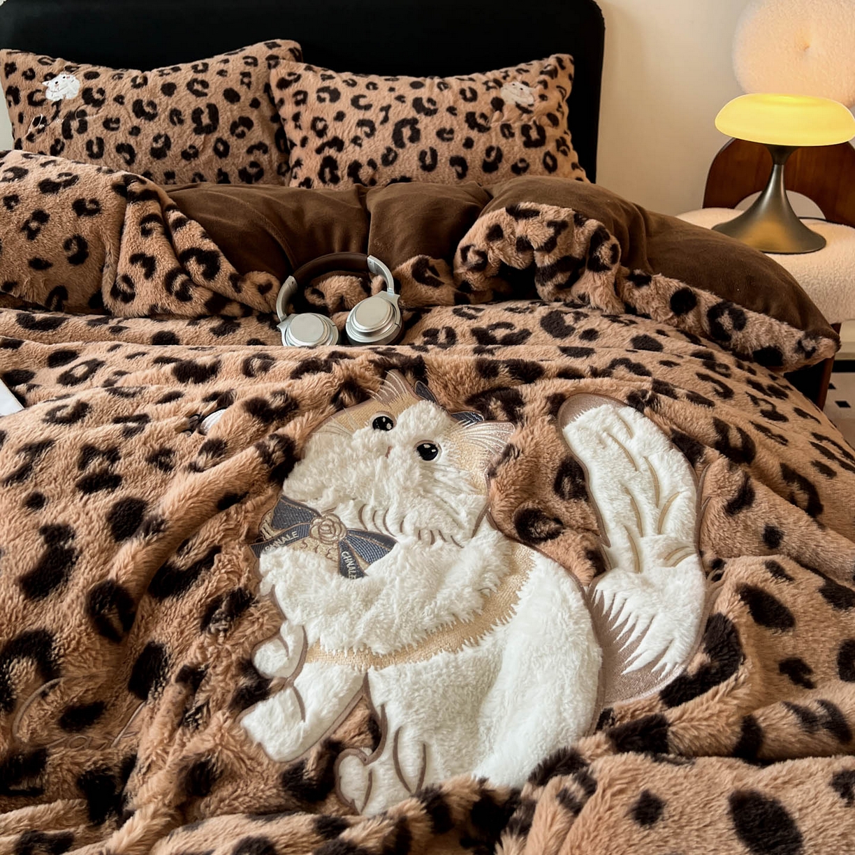 91家纺网 家纺一手货源 找家纺 （总）梵克保罗 2025秋冬新款兔毛绒豹纹印花绣花款牛奶绒四件套