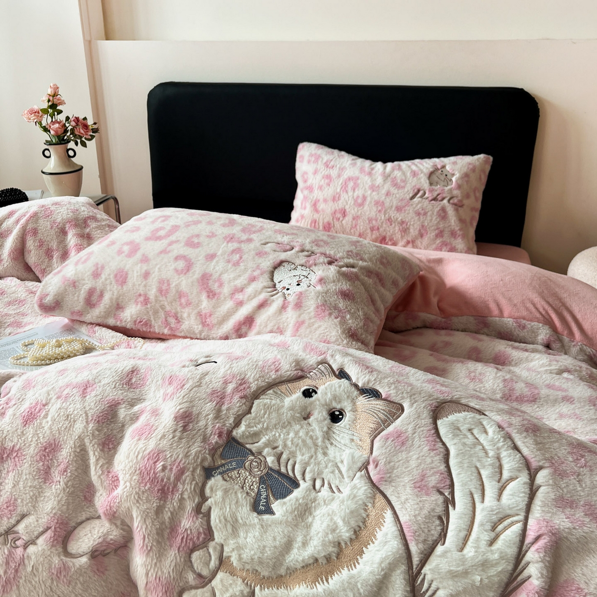 91家纺网 家纺一手货源 找家纺 （总）梵克保罗 2025秋冬新款兔毛绒豹纹印花绣花款牛奶绒四件套