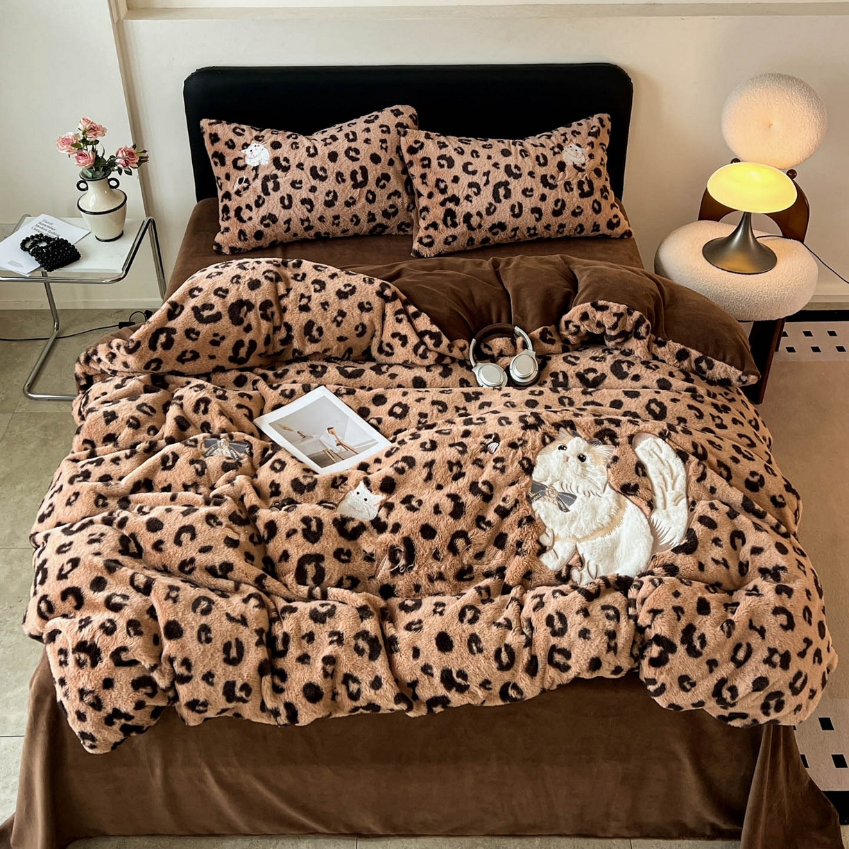 91家纺网 家纺一手货源 找家纺 梵克保罗 2025秋冬新款兔毛绒豹纹印花绣花款牛奶绒四件套 豹纹布偶猫-深咖