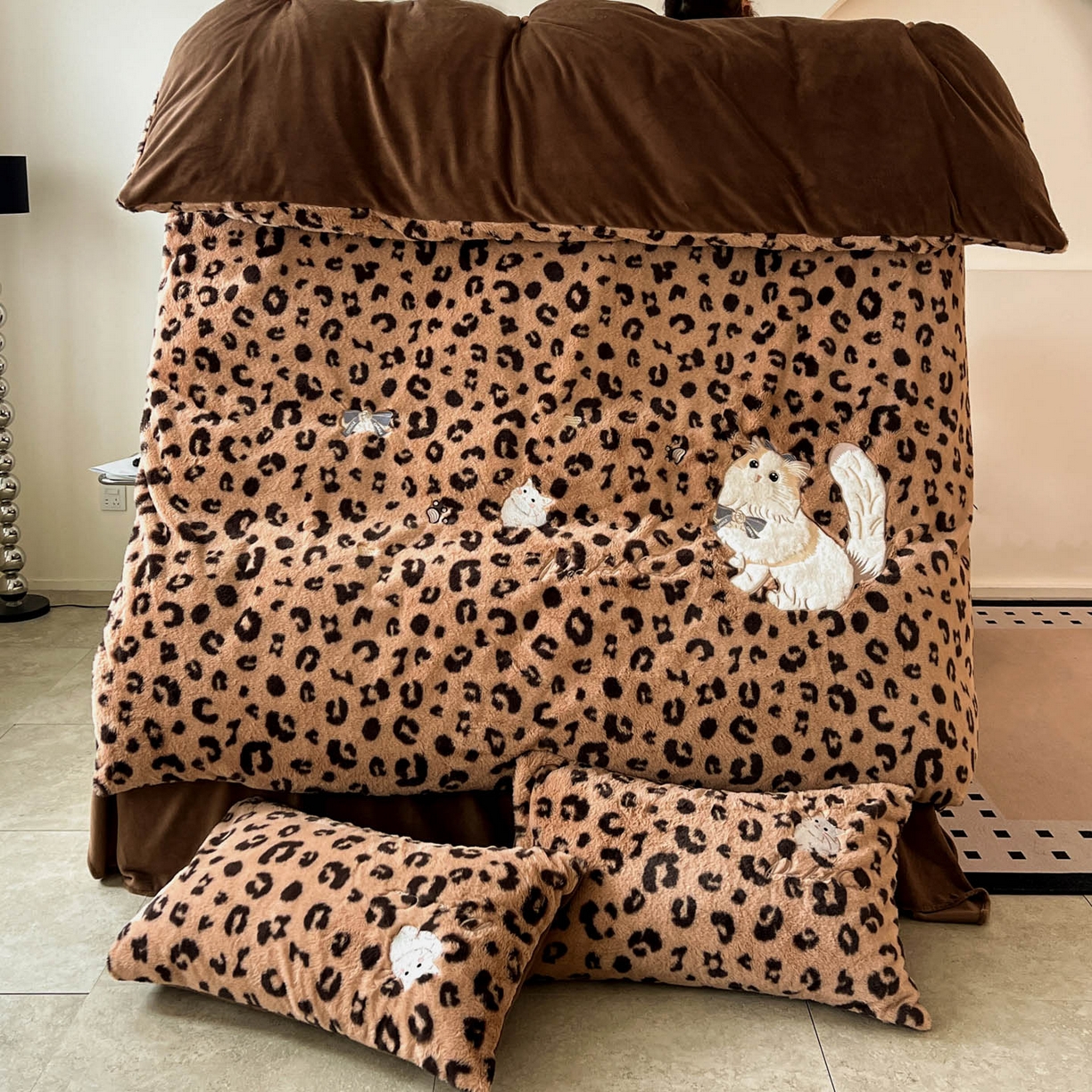 91家纺网 家纺一手货源 找家纺 梵克保罗 2025秋冬新款兔毛绒豹纹印花绣花款牛奶绒四件套 豹纹布偶猫-深咖