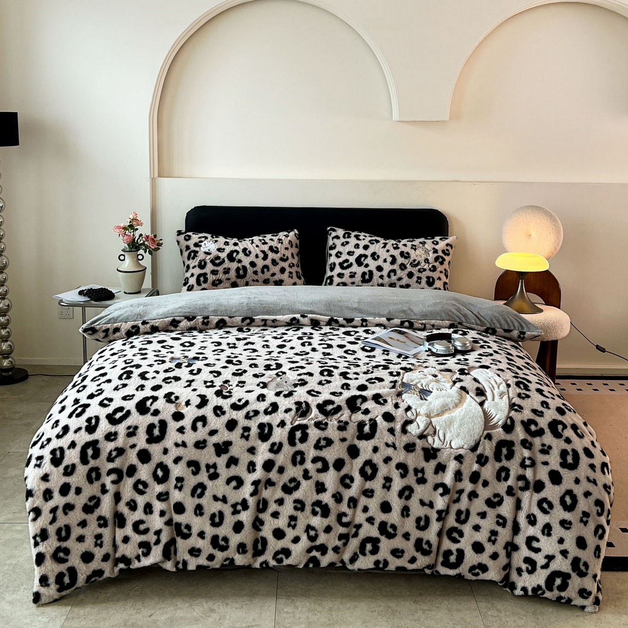 91家纺网 家纺一手货源 找家纺 梵克保罗 2025秋冬新款兔毛绒豹纹印花绣花款牛奶绒四件套 豹纹布偶猫-浅咖