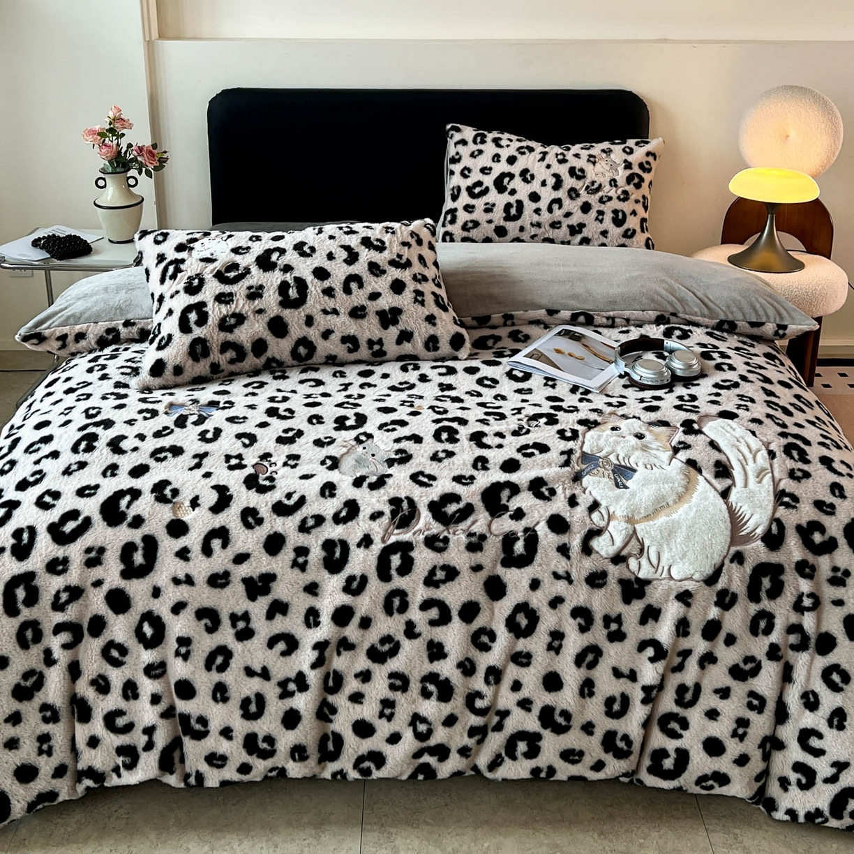 91家纺网 家纺一手货源 找家纺 梵克保罗 2025秋冬新款兔毛绒豹纹印花绣花款牛奶绒四件套 豹纹布偶猫-浅咖