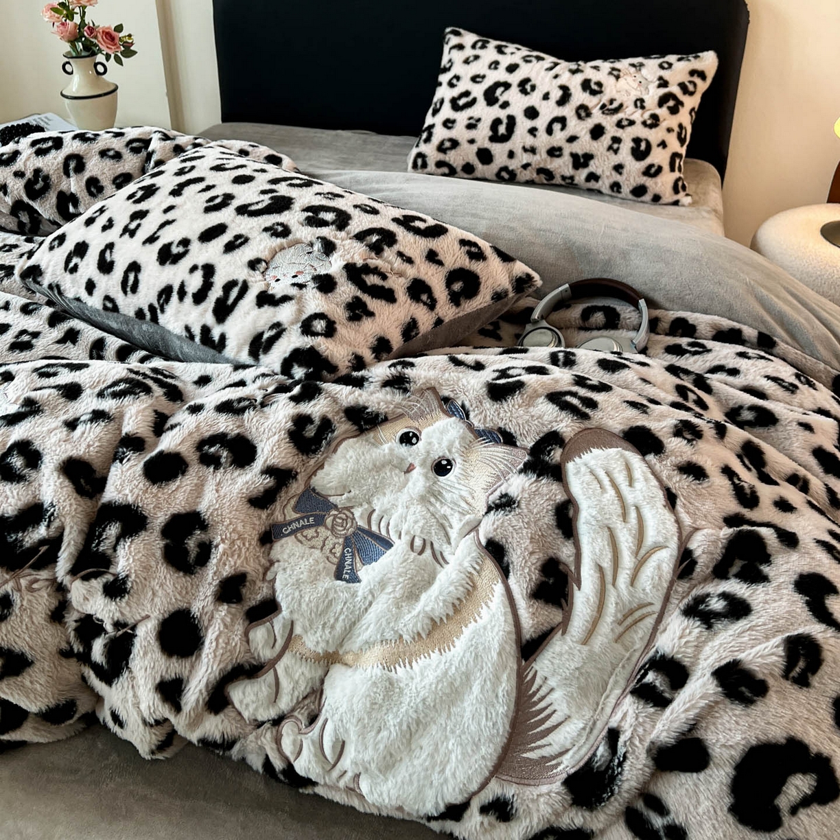 91家纺网 家纺一手货源 找家纺 梵克保罗 2025秋冬新款兔毛绒豹纹印花绣花款牛奶绒四件套 豹纹布偶猫-浅咖