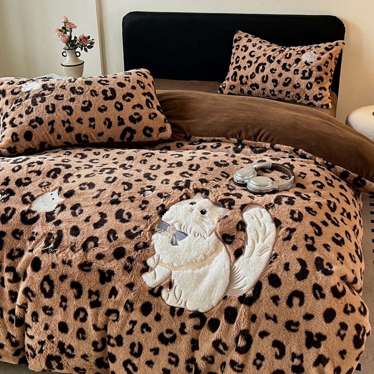 91家纺网 家纺一手货源 找家纺 梵克保罗 2025秋冬新款兔毛绒豹纹印花绣花款牛奶绒四件套 豹纹布偶猫-深咖