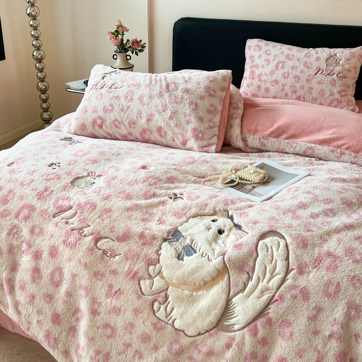 91家纺网 家纺一手货源 找家纺 梵克保罗 2025秋冬新款兔毛绒豹纹印花绣花款牛奶绒四件套 豹纹布偶猫-粉