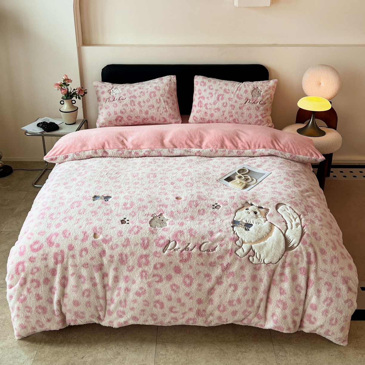 91家纺网 家纺一手货源 找家纺 梵克保罗 2025秋冬新款兔毛绒豹纹印花绣花款牛奶绒四件套 豹纹布偶猫-粉