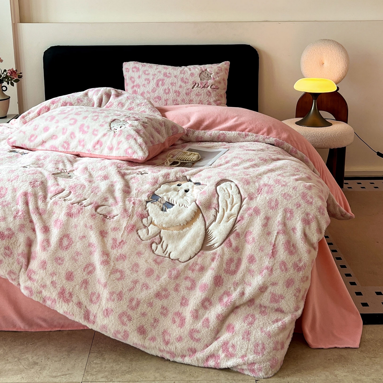 91家纺网 家纺一手货源 找家纺 梵克保罗 2025秋冬新款兔毛绒豹纹印花绣花款牛奶绒四件套 豹纹布偶猫-粉