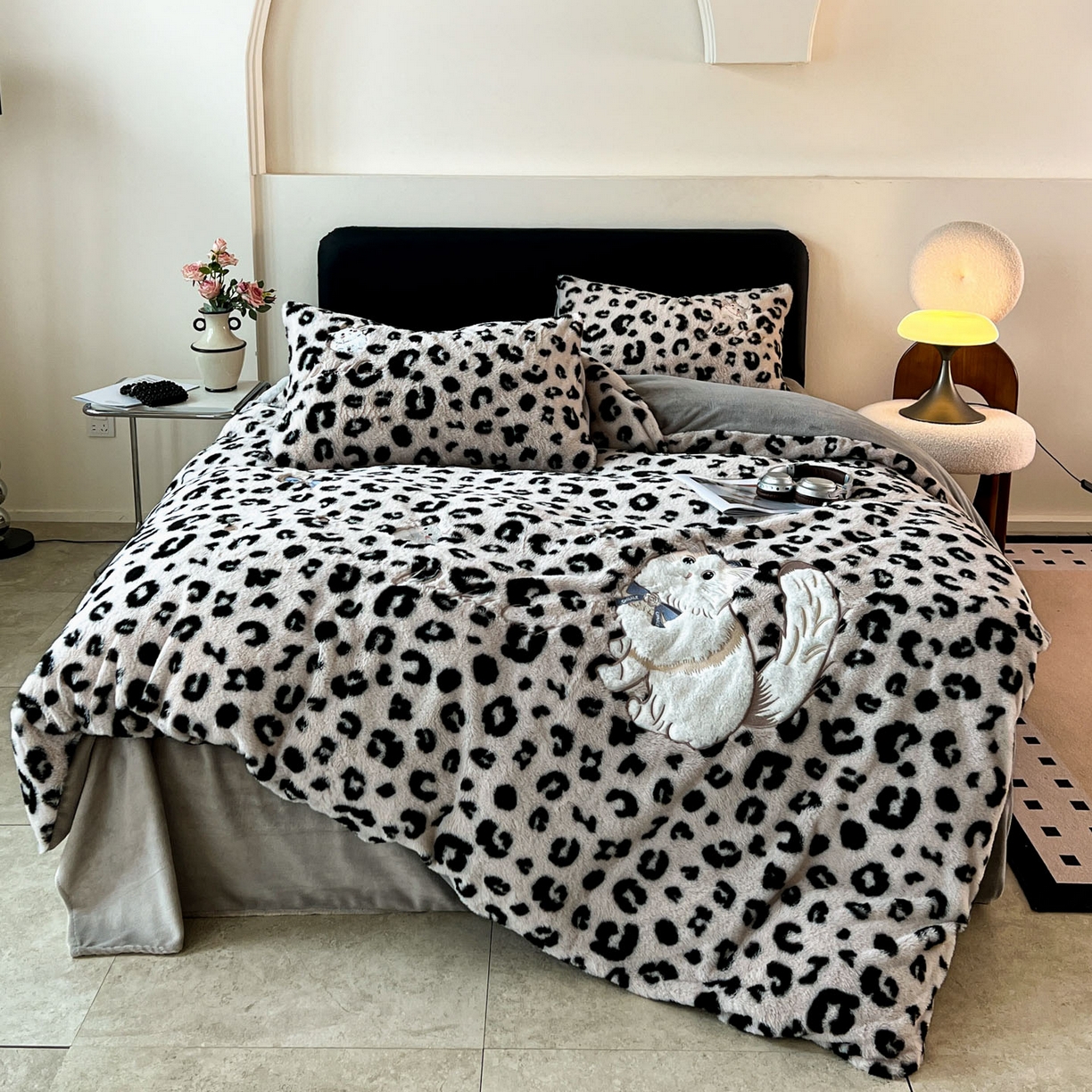 91家纺网 家纺一手货源 找家纺 梵克保罗 2025秋冬新款兔毛绒豹纹印花绣花款牛奶绒四件套 豹纹布偶猫-浅咖