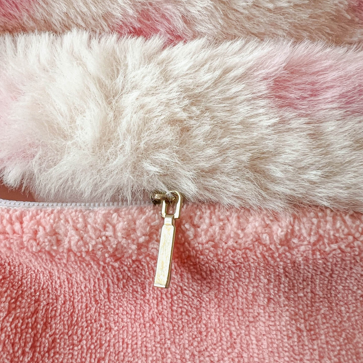 91家纺网 家纺一手货源 找家纺 梵克保罗 2025秋冬新款兔毛绒豹纹印花绣花款牛奶绒四件套 豹纹布偶猫-粉