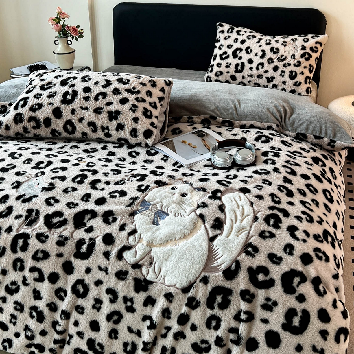 91家纺网 家纺一手货源 找家纺 梵克保罗 2025秋冬新款兔毛绒豹纹印花绣花款牛奶绒四件套 豹纹布偶猫-浅咖