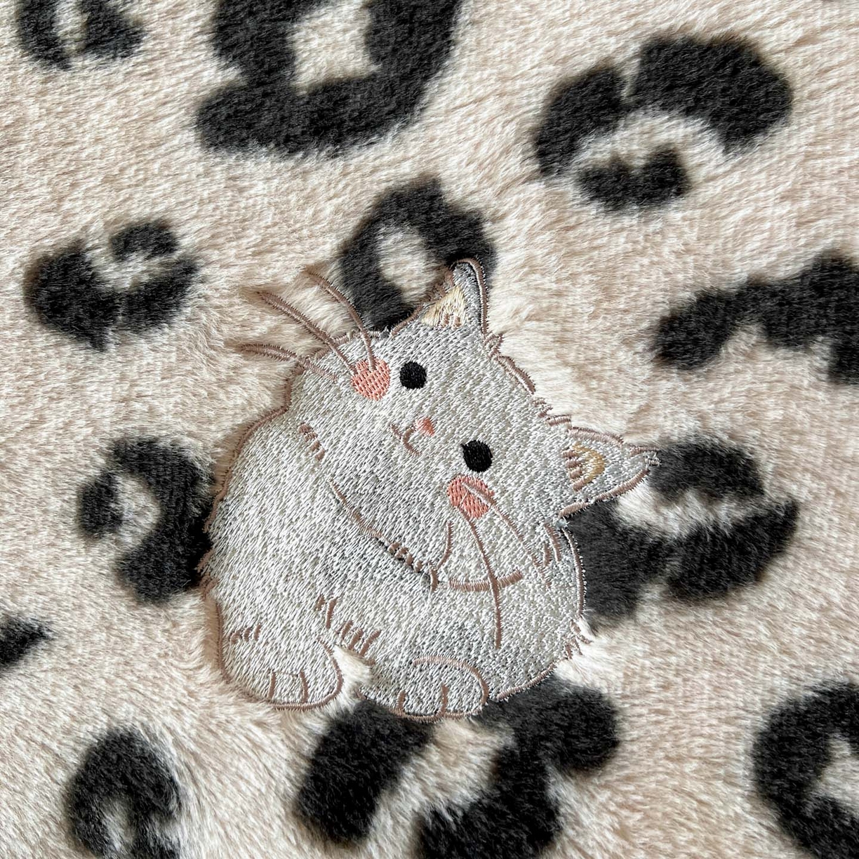 91家纺网 家纺一手货源 找家纺 梵克保罗 2025秋冬新款兔毛绒豹纹印花绣花款牛奶绒四件套 豹纹布偶猫-浅咖