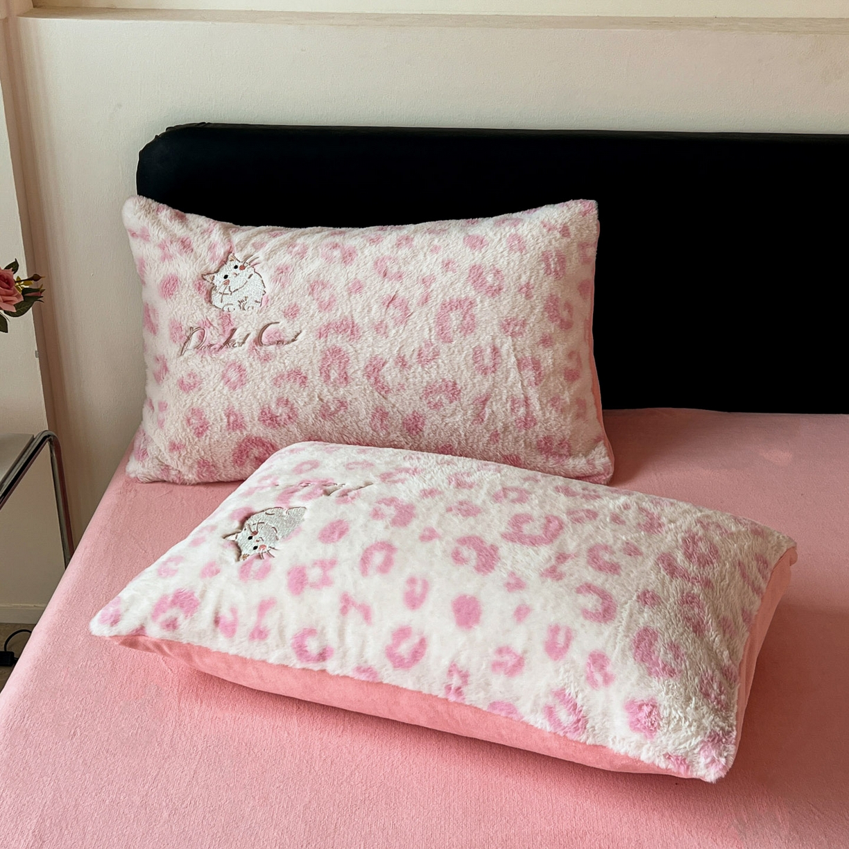 91家纺网 家纺一手货源 找家纺 梵克保罗 2025秋冬新款兔毛绒豹纹印花绣花款牛奶绒四件套 豹纹布偶猫-粉