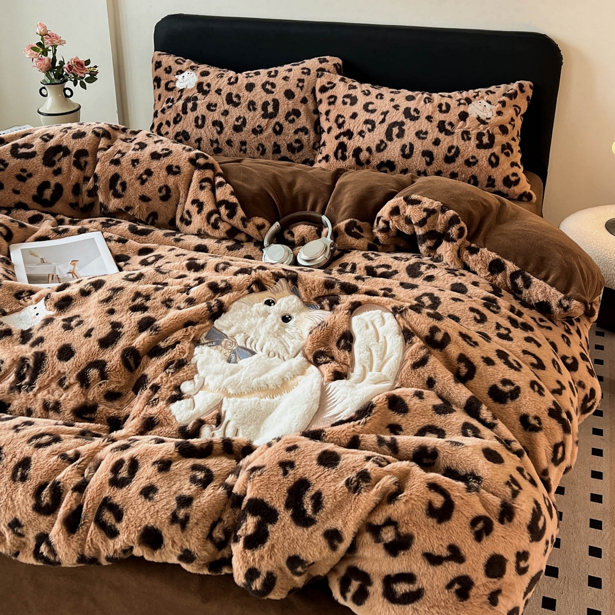 91家纺网 家纺一手货源 找家纺 梵克保罗 2025秋冬新款兔毛绒豹纹印花绣花款牛奶绒四件套 豹纹布偶猫-深咖