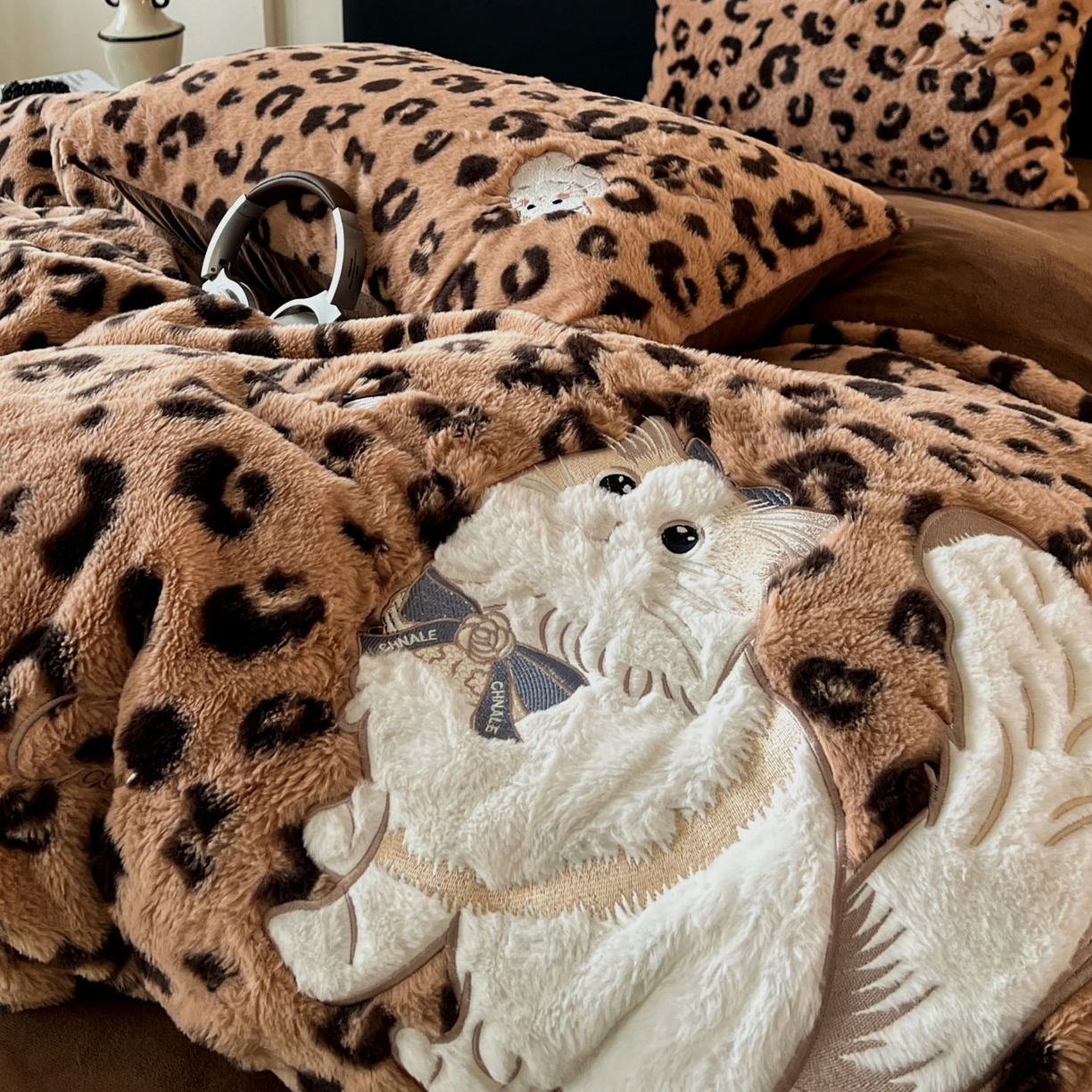 91家纺网 家纺一手货源 找家纺 梵克保罗 2025秋冬新款兔毛绒豹纹印花绣花款牛奶绒四件套 豹纹布偶猫-深咖