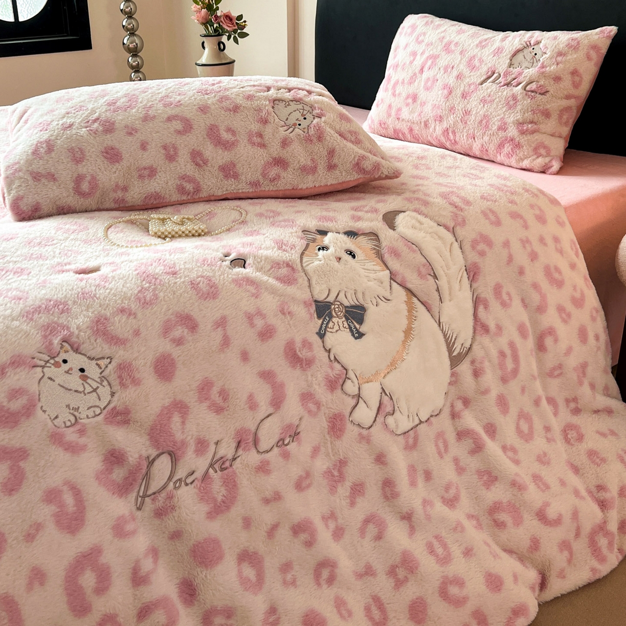 91家纺网 家纺一手货源 找家纺 梵克保罗 2025秋冬新款兔毛绒豹纹印花绣花款牛奶绒四件套 豹纹布偶猫-粉