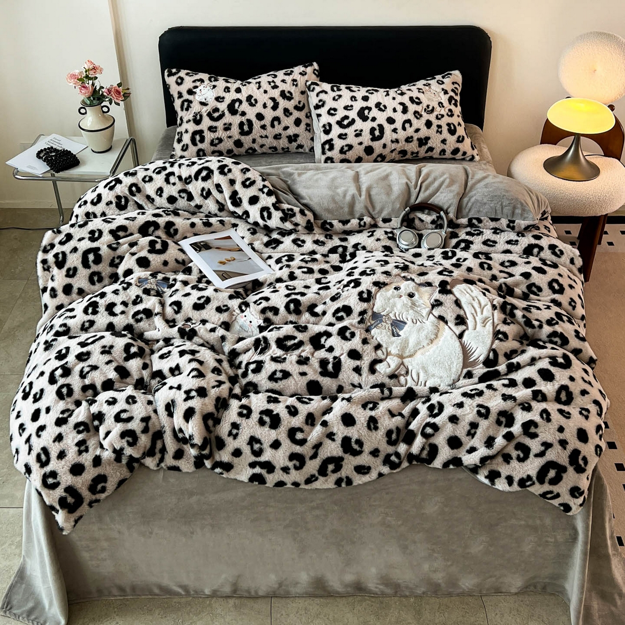 91家纺网 家纺一手货源 找家纺 梵克保罗 2025秋冬新款兔毛绒豹纹印花绣花款牛奶绒四件套 豹纹布偶猫-浅咖