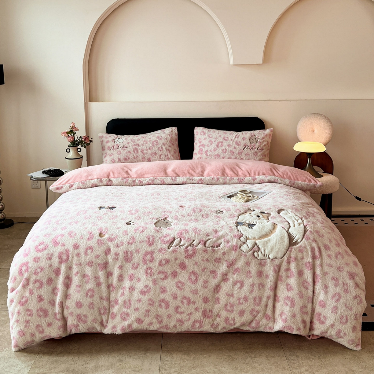 91家纺网 家纺一手货源 找家纺 梵克保罗 2025秋冬新款兔毛绒豹纹印花绣花款牛奶绒四件套 豹纹布偶猫-粉