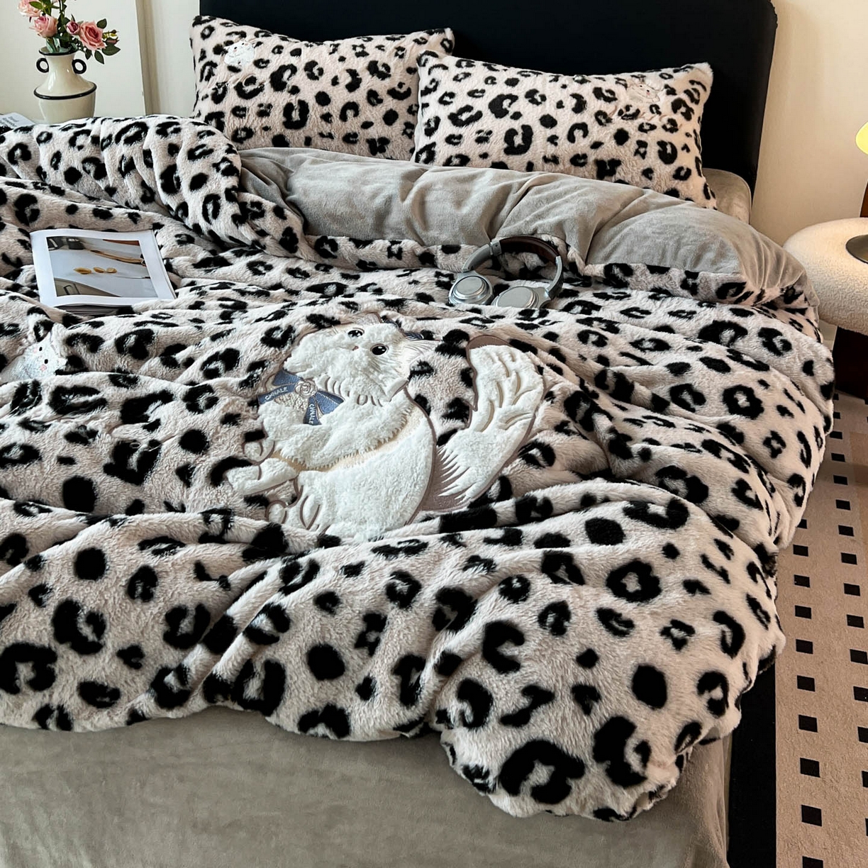 91家纺网 家纺一手货源 找家纺 梵克保罗 2025秋冬新款兔毛绒豹纹印花绣花款牛奶绒四件套 豹纹布偶猫-浅咖