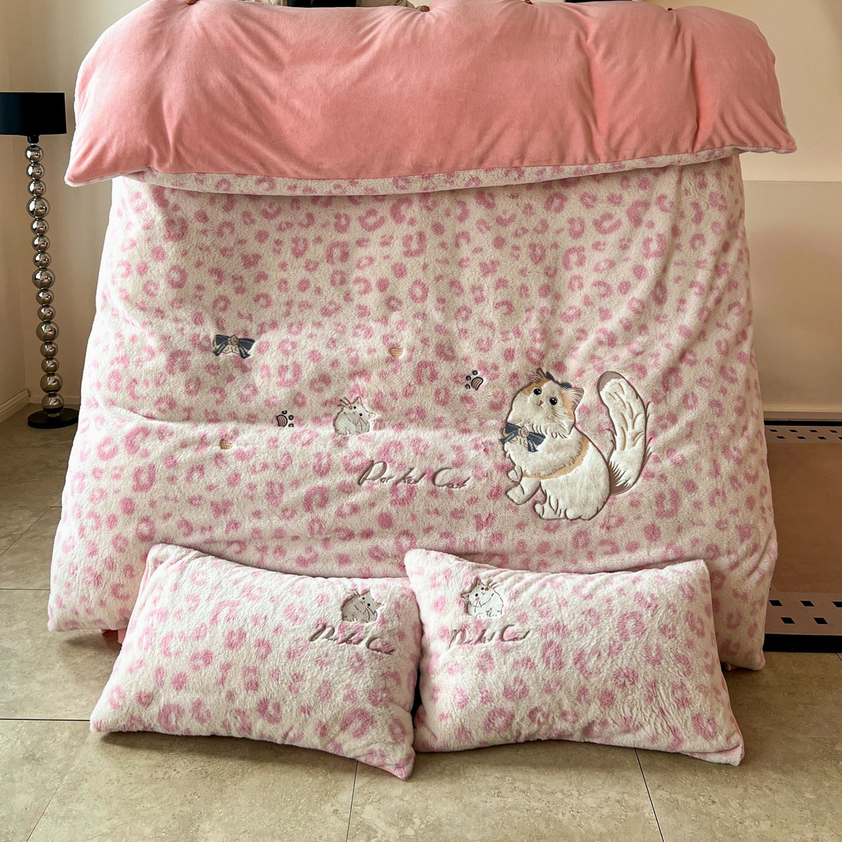 91家纺网 家纺一手货源 找家纺 梵克保罗 2025秋冬新款兔毛绒豹纹印花绣花款牛奶绒四件套 豹纹布偶猫-粉