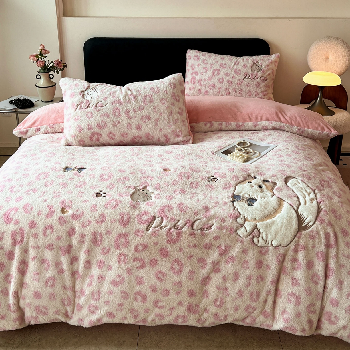 91家纺网 家纺一手货源 找家纺 梵克保罗 2025秋冬新款兔毛绒豹纹印花绣花款牛奶绒四件套 豹纹布偶猫-粉