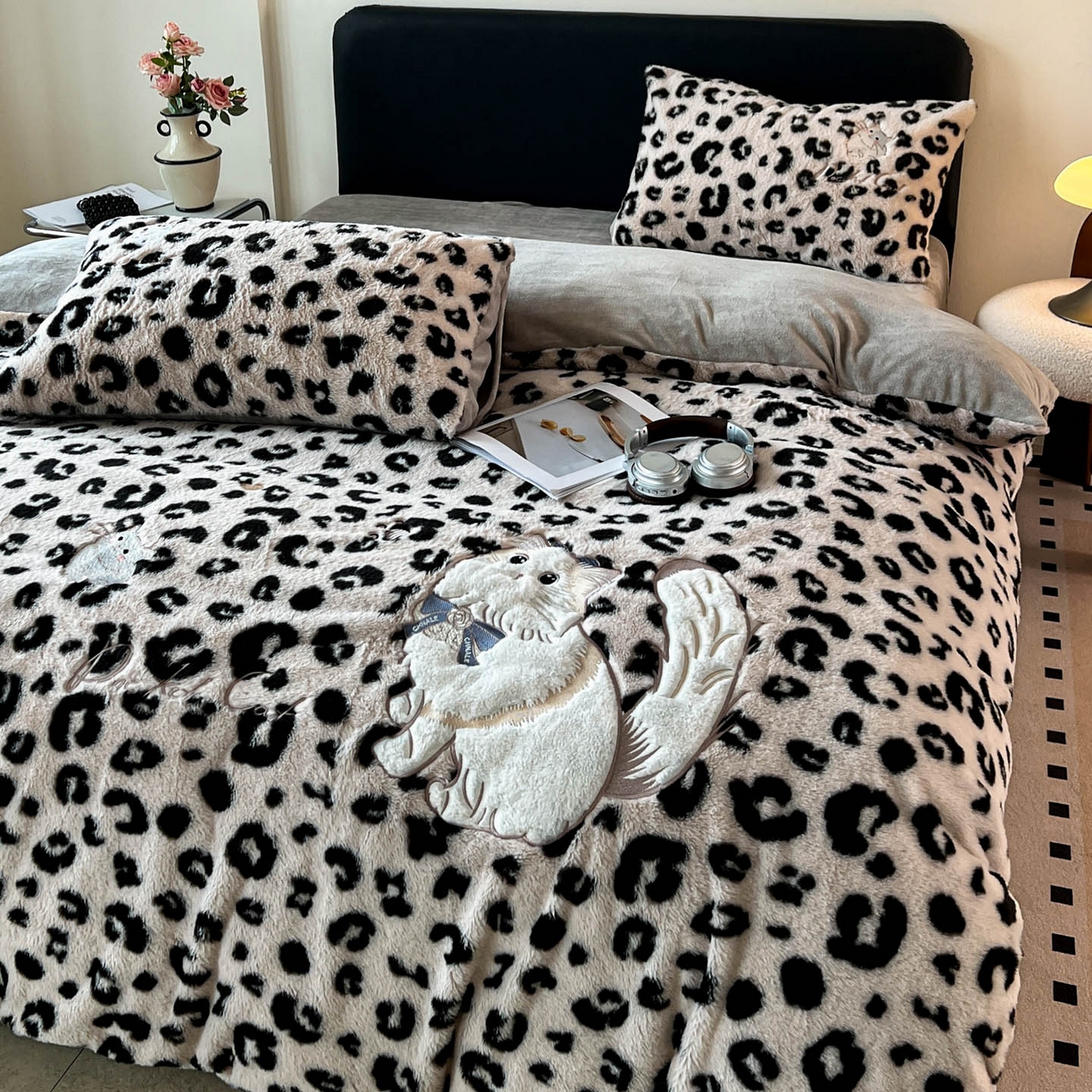91家纺网 家纺一手货源 找家纺 梵克保罗 2025秋冬新款兔毛绒豹纹印花绣花款牛奶绒四件套 豹纹布偶猫-浅咖
