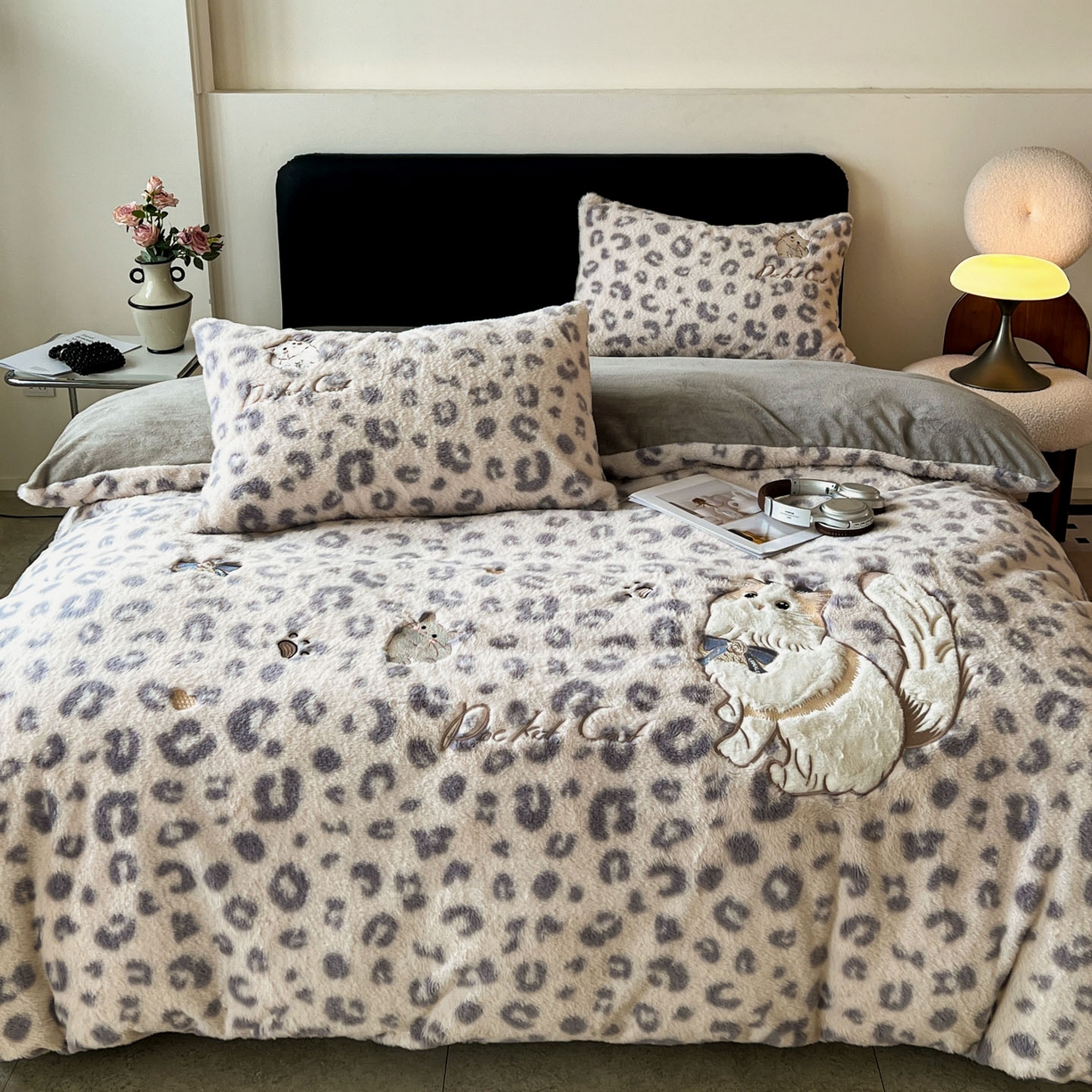 91家纺网 家纺一手货源 找家纺 梵克保罗 2025秋冬新款兔毛绒豹纹印花绣花款牛奶绒四件套 豹纹布偶猫-浅灰
