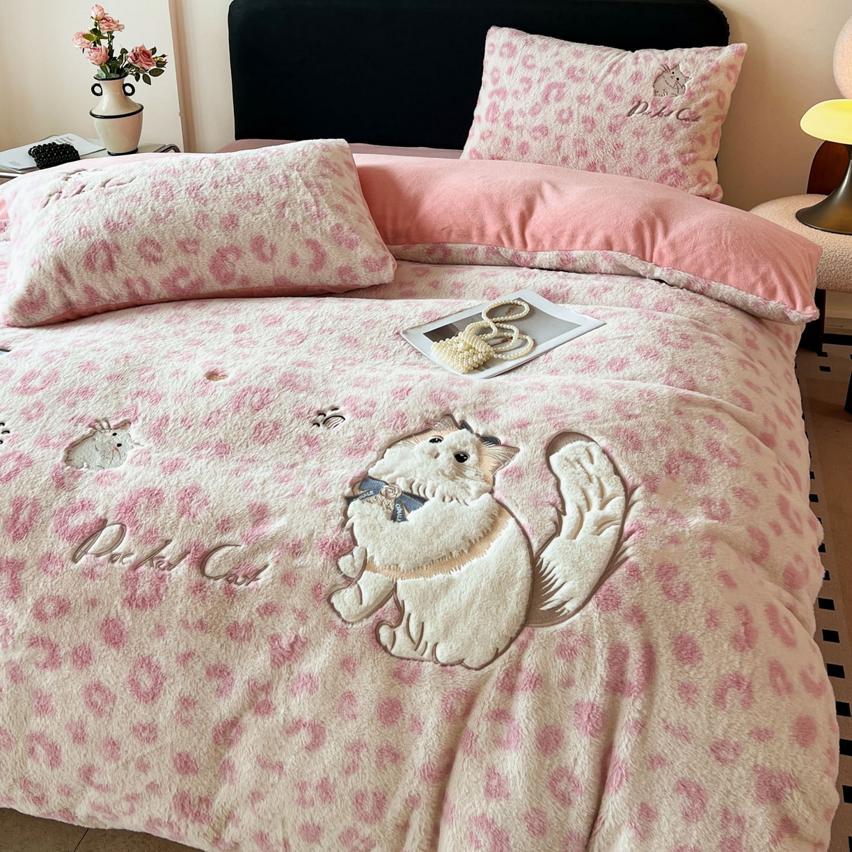 91家纺网 家纺一手货源 找家纺 梵克保罗 2025秋冬新款兔毛绒豹纹印花绣花款牛奶绒四件套 豹纹布偶猫-粉