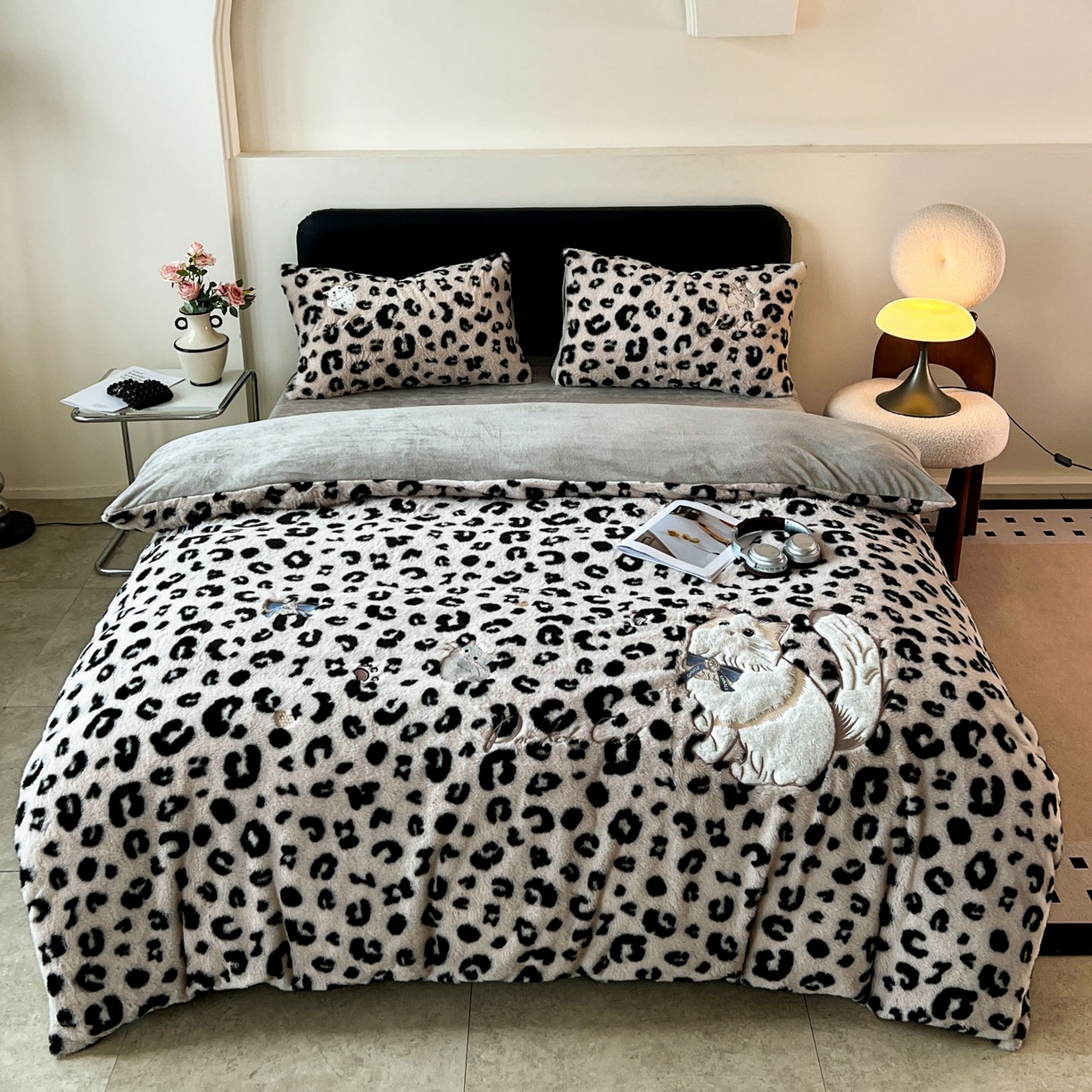 91家纺网 家纺一手货源 找家纺 梵克保罗 2025秋冬新款兔毛绒豹纹印花绣花款牛奶绒四件套 豹纹布偶猫-浅咖