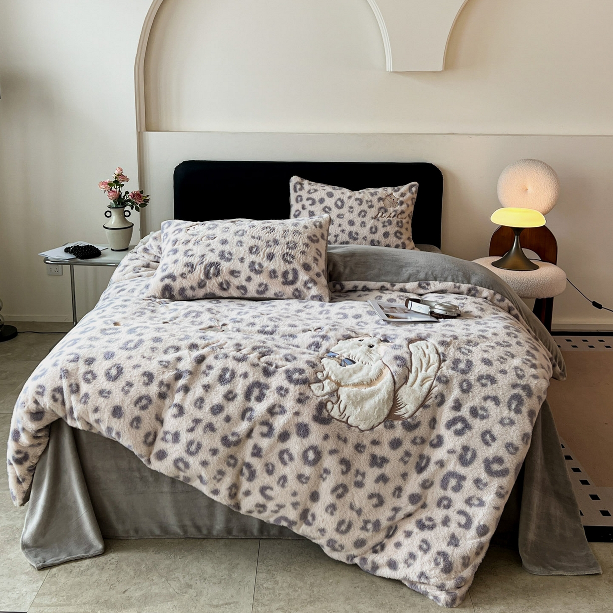 91家纺网 家纺一手货源 找家纺 梵克保罗 2025秋冬新款兔毛绒豹纹印花绣花款牛奶绒四件套 豹纹布偶猫-浅灰