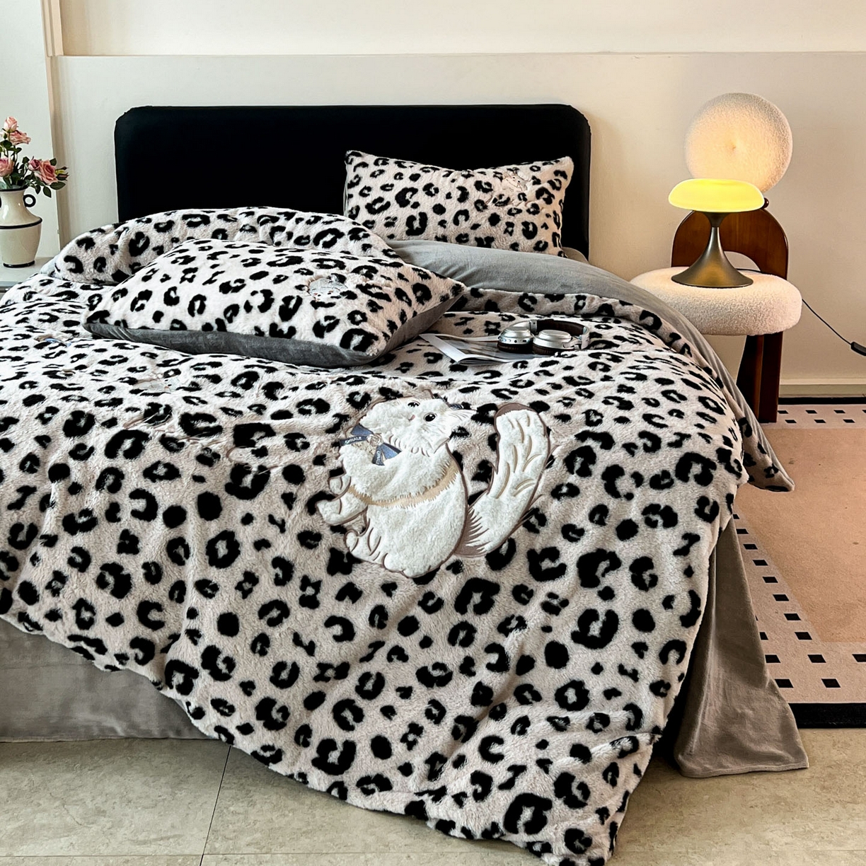 91家纺网 家纺一手货源 找家纺 梵克保罗 2025秋冬新款兔毛绒豹纹印花绣花款牛奶绒四件套 豹纹布偶猫-浅咖