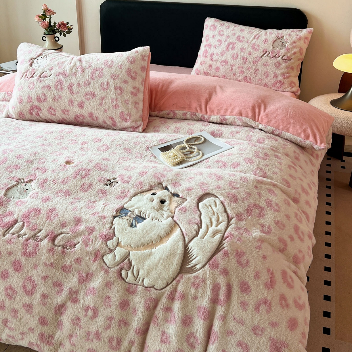 91家纺网 家纺一手货源 找家纺 梵克保罗 2025秋冬新款兔毛绒豹纹印花绣花款牛奶绒四件套 豹纹布偶猫-粉