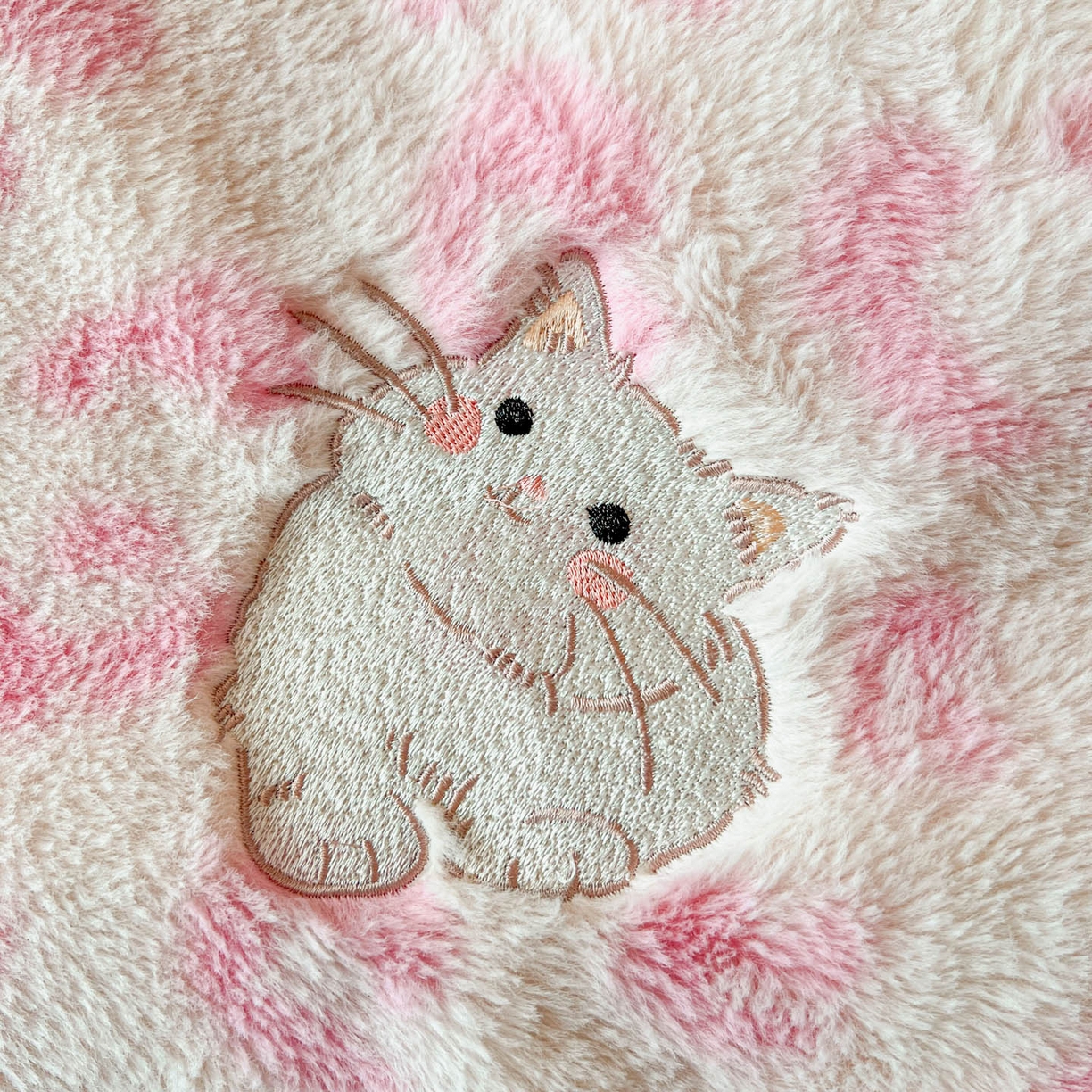 91家纺网 家纺一手货源 找家纺 梵克保罗 2025秋冬新款兔毛绒豹纹印花绣花款牛奶绒四件套 豹纹布偶猫-粉