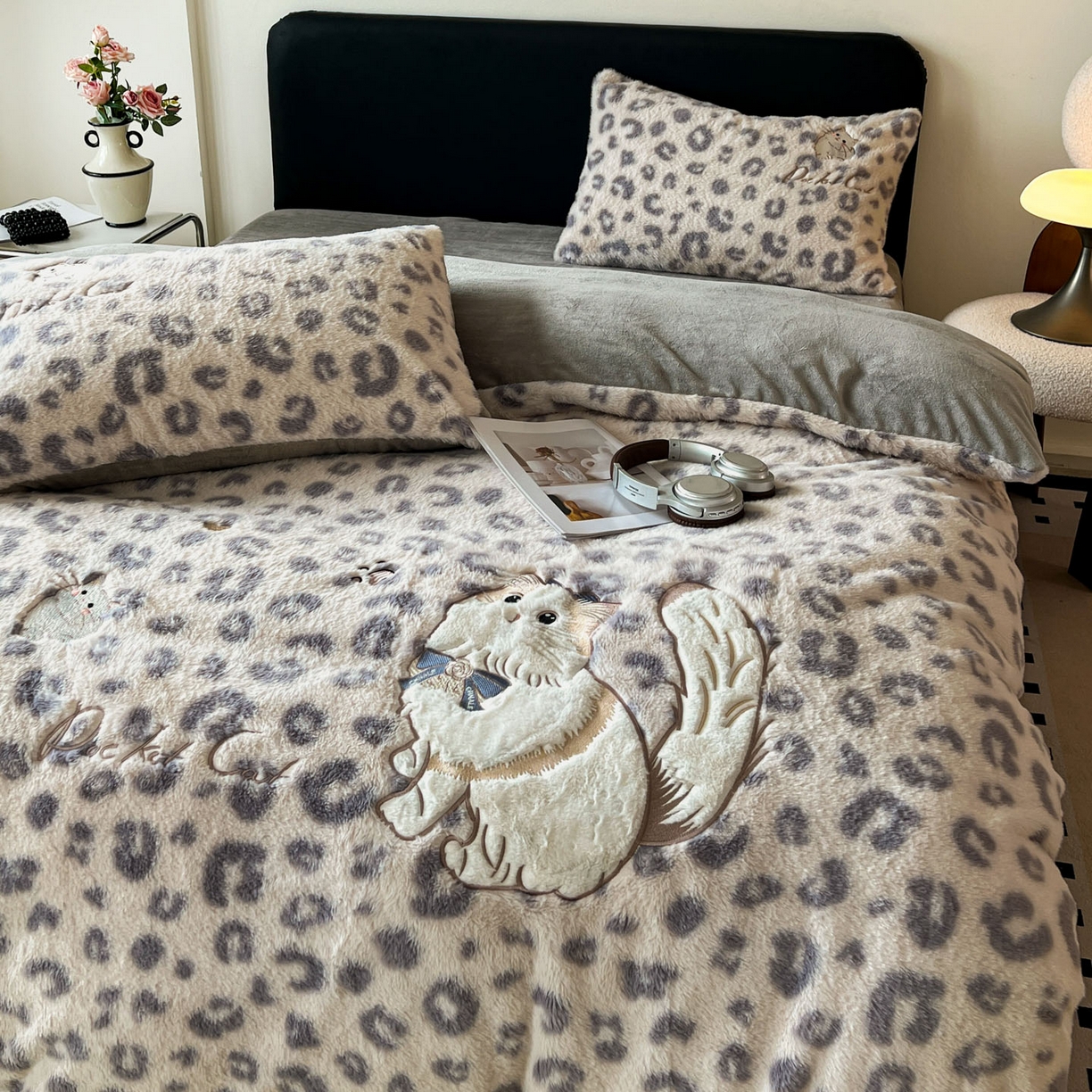 91家纺网 家纺一手货源 找家纺 梵克保罗 2025秋冬新款兔毛绒豹纹印花绣花款牛奶绒四件套 豹纹布偶猫-浅灰