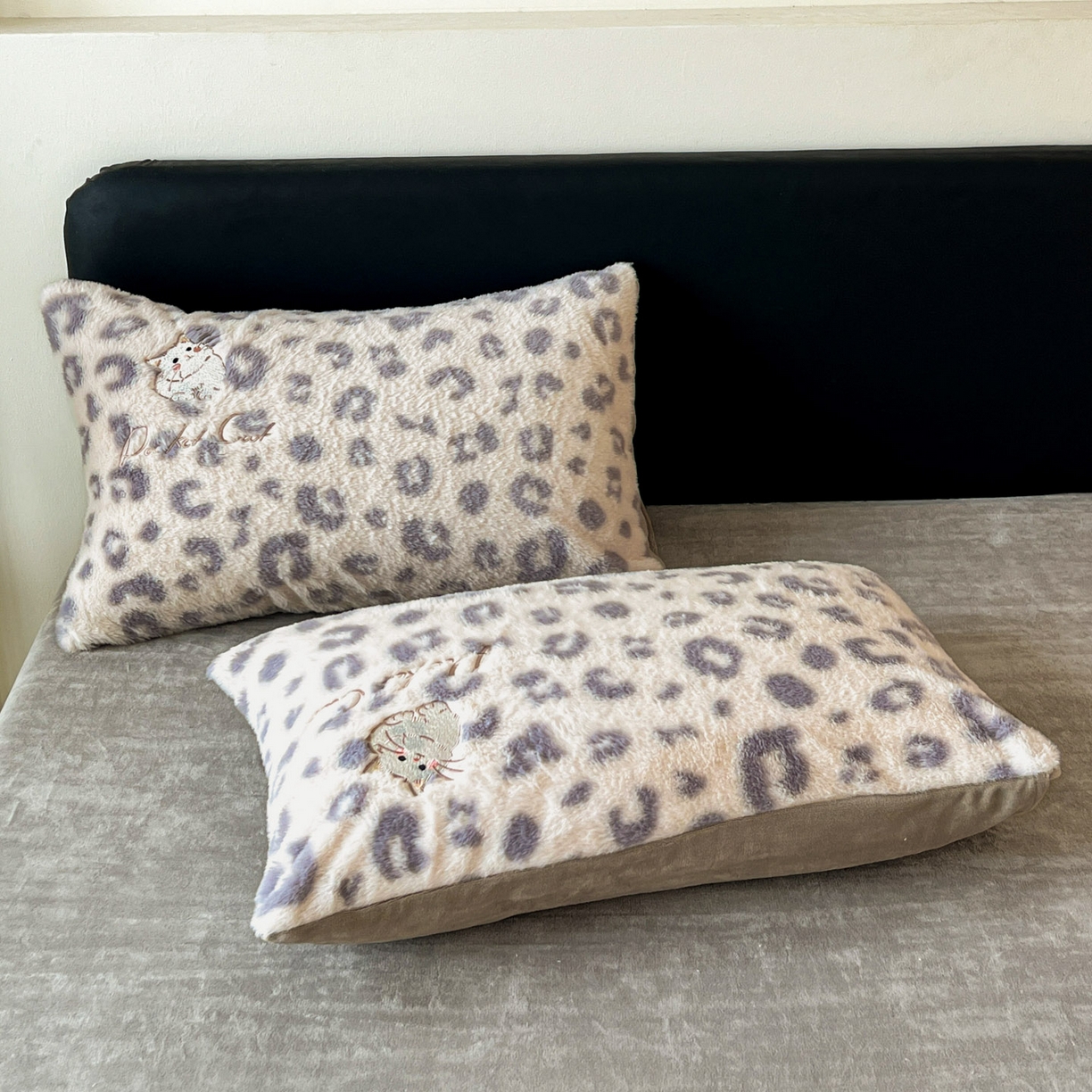 91家纺网 家纺一手货源 找家纺 梵克保罗 2025秋冬新款兔毛绒豹纹印花绣花款牛奶绒四件套 豹纹布偶猫-浅灰