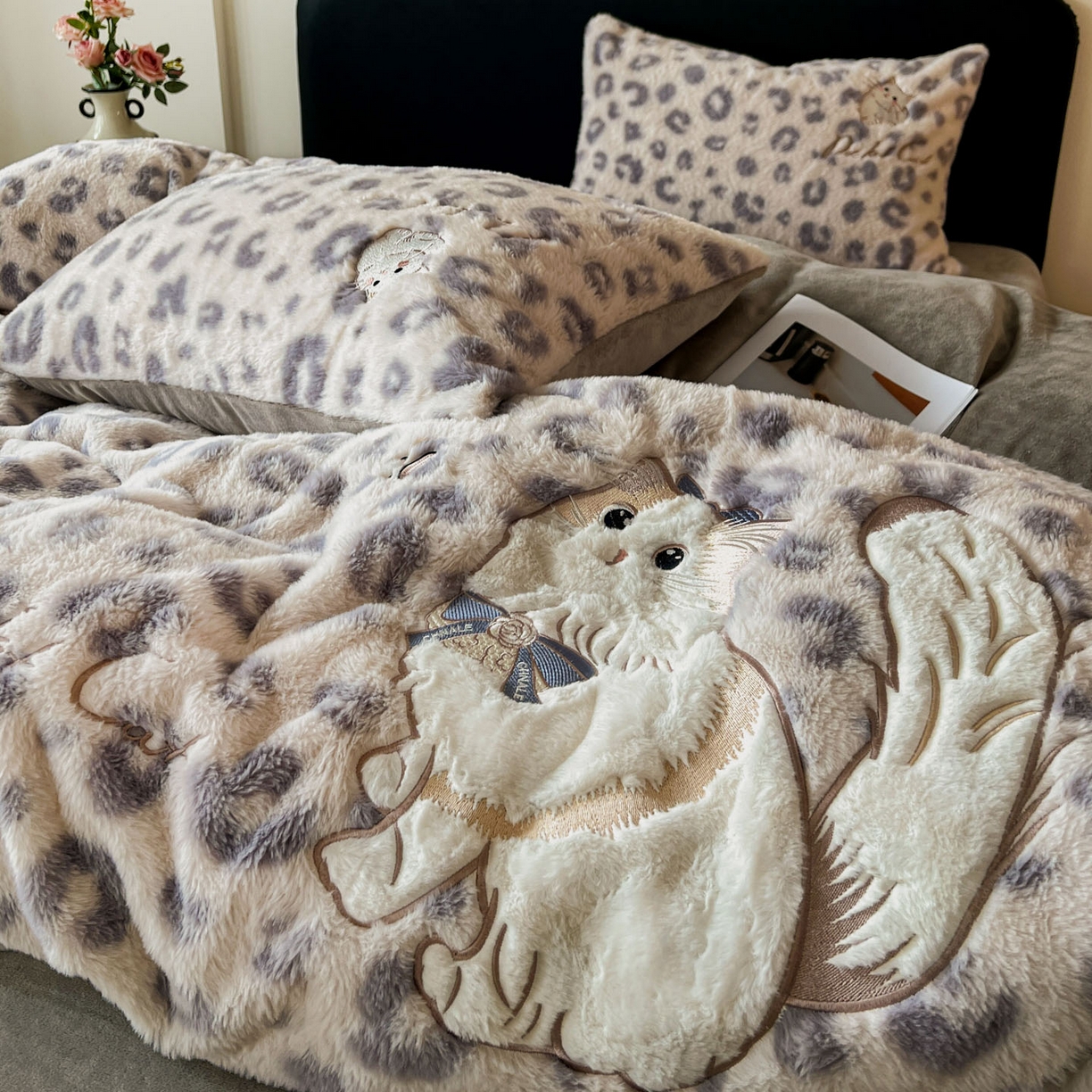 梵克保罗 2025秋冬新款兔毛绒豹纹印花绣花款牛奶绒四件套 豹纹布偶猫-浅灰