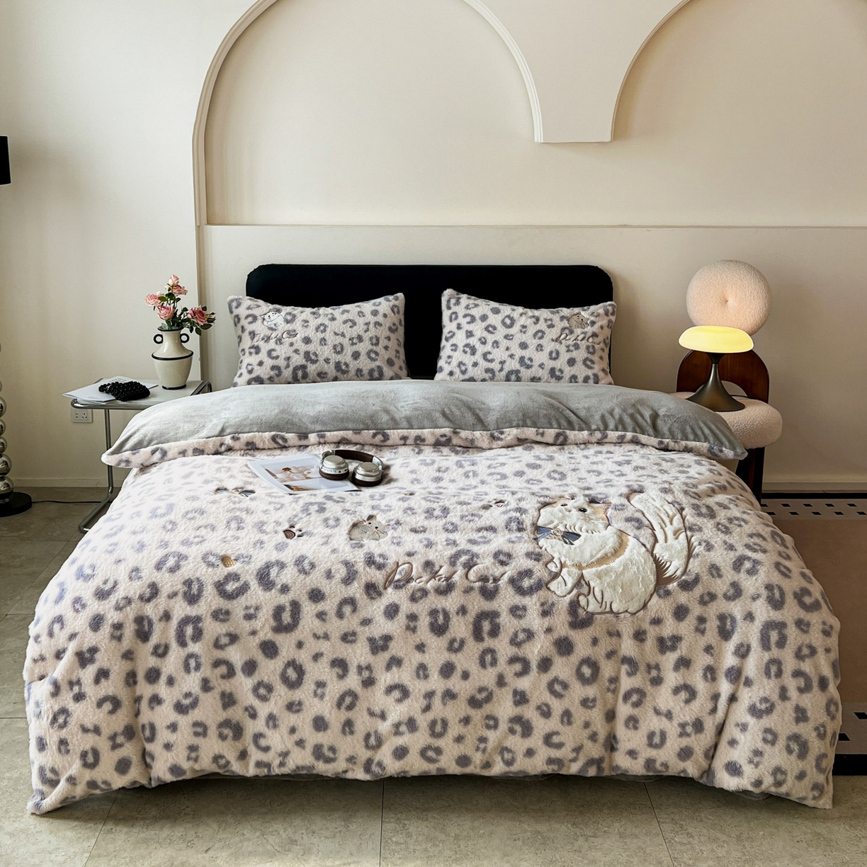 91家纺网 家纺一手货源 找家纺 梵克保罗 2025秋冬新款兔毛绒豹纹印花绣花款牛奶绒四件套 豹纹布偶猫-浅灰