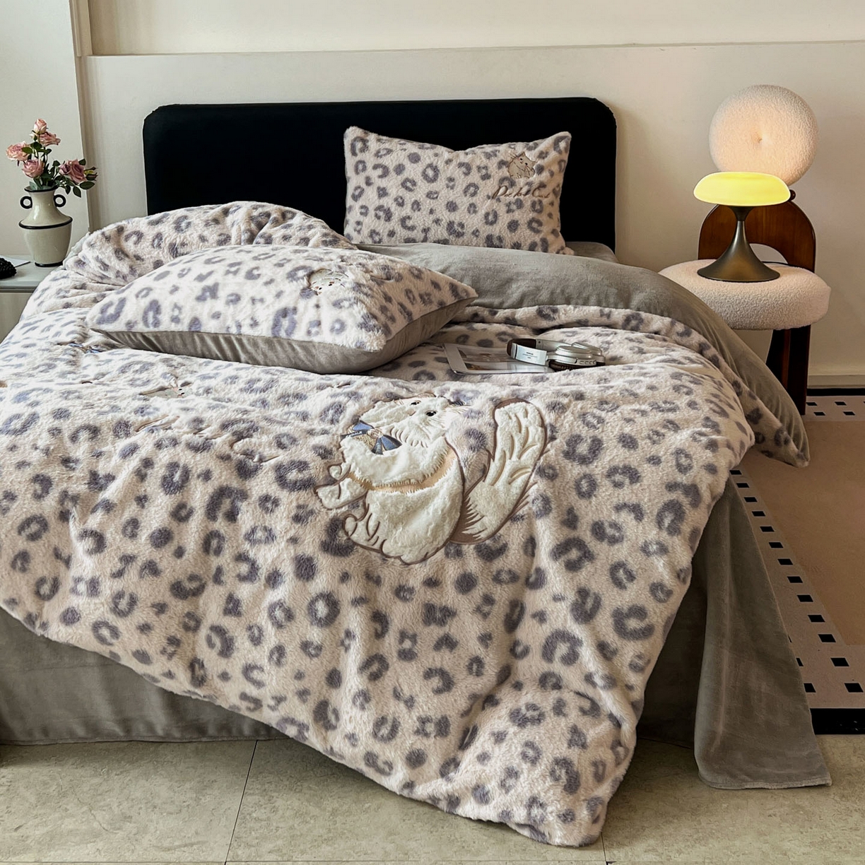 91家纺网 家纺一手货源 找家纺 梵克保罗 2025秋冬新款兔毛绒豹纹印花绣花款牛奶绒四件套 豹纹布偶猫-浅灰