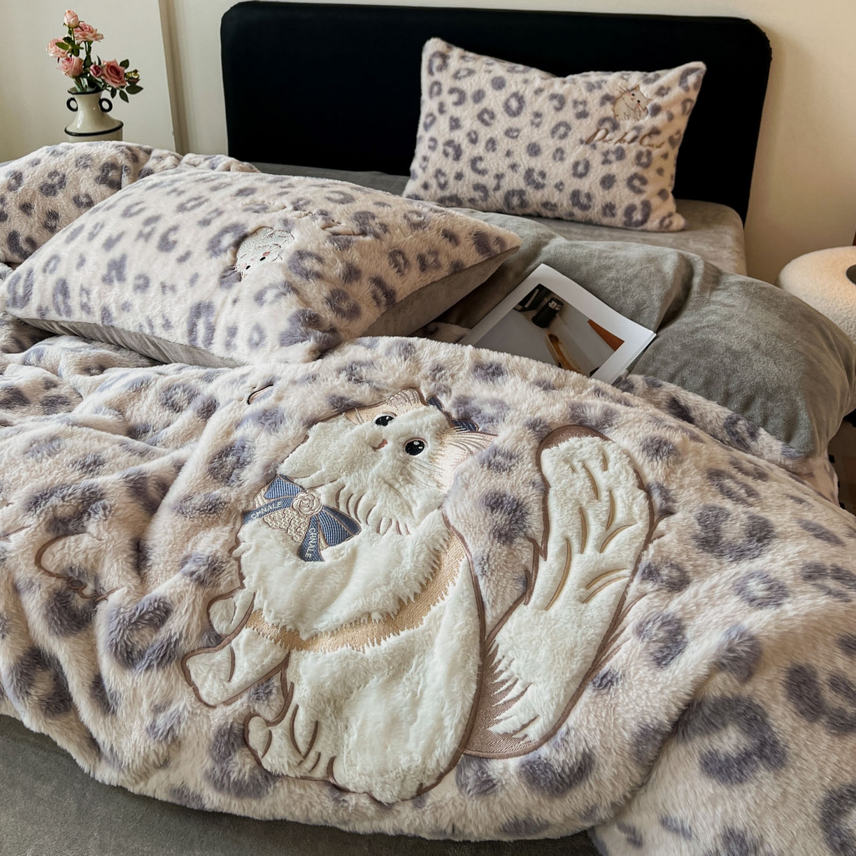 91家纺网 家纺一手货源 找家纺 梵克保罗 2025秋冬新款兔毛绒豹纹印花绣花款牛奶绒四件套 豹纹布偶猫-浅灰