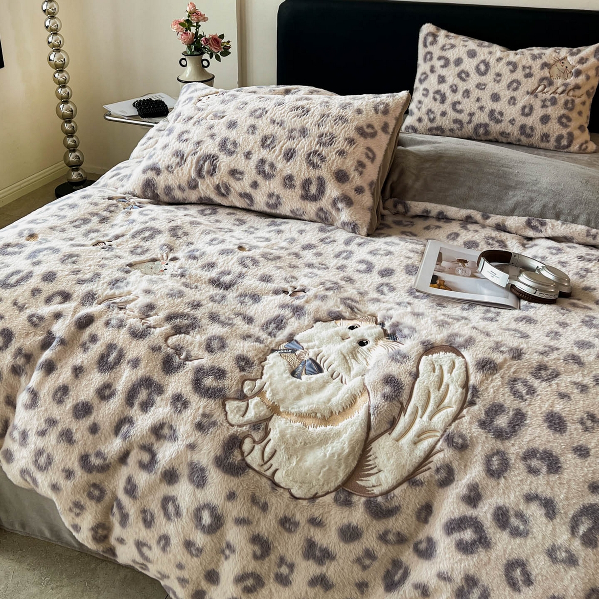 91家纺网 家纺一手货源 找家纺 梵克保罗 2025秋冬新款兔毛绒豹纹印花绣花款牛奶绒四件套 豹纹布偶猫-浅灰