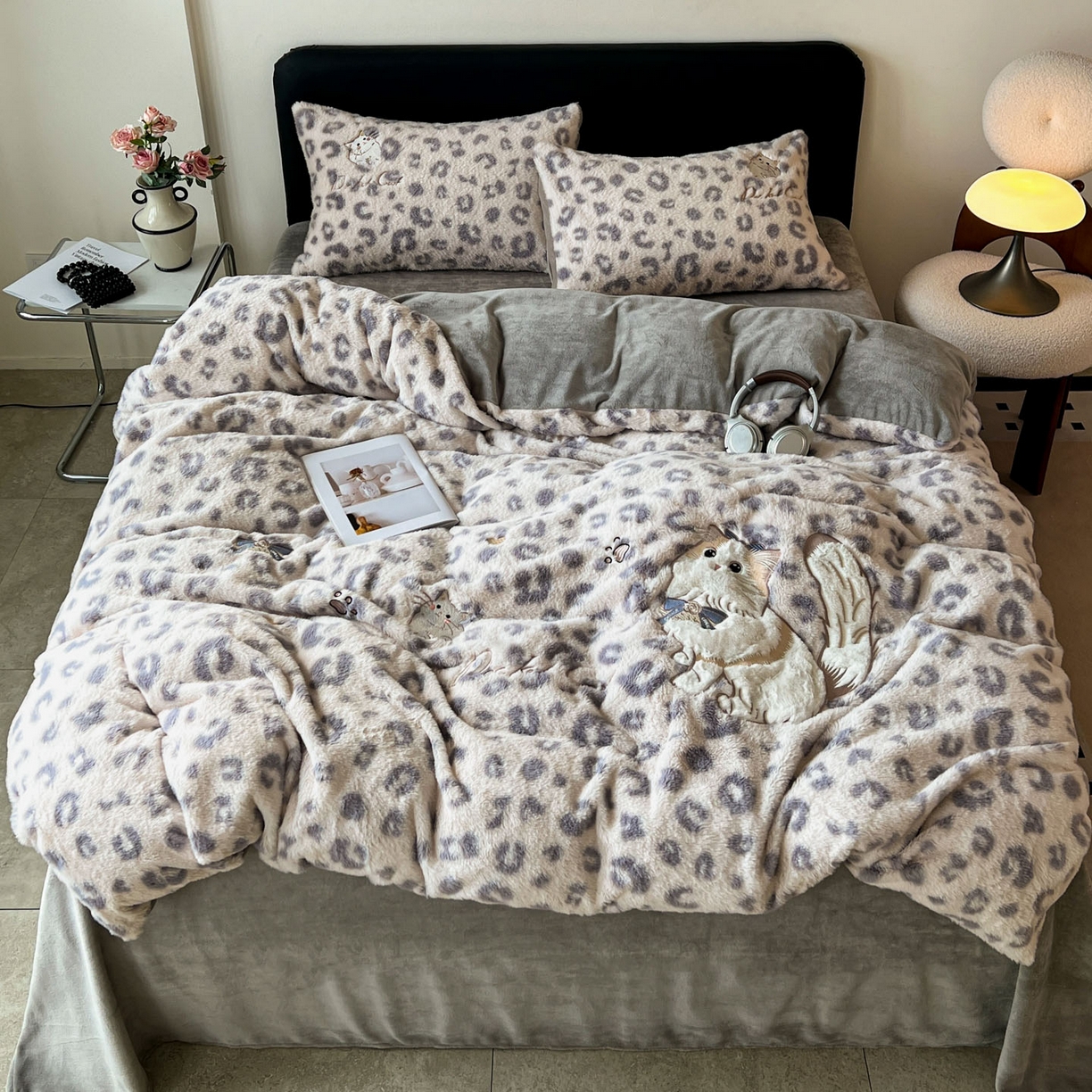 91家纺网 家纺一手货源 找家纺 梵克保罗 2025秋冬新款兔毛绒豹纹印花绣花款牛奶绒四件套 豹纹布偶猫-浅灰