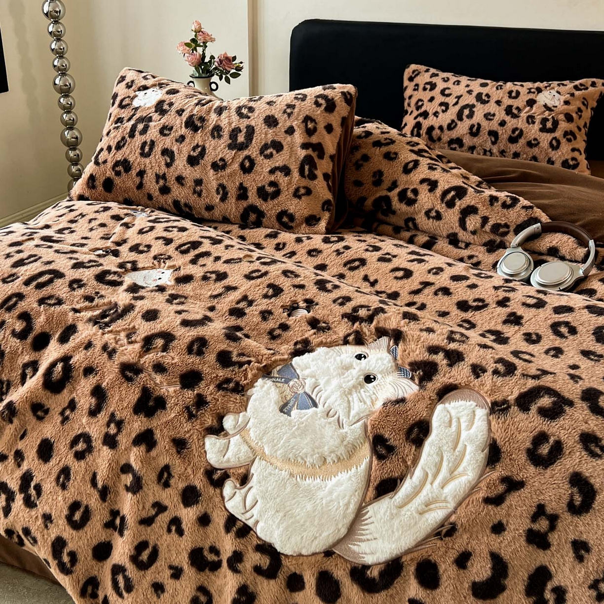 91家纺网 家纺一手货源 找家纺 梵克保罗 2025秋冬新款兔毛绒豹纹印花绣花款牛奶绒四件套 豹纹布偶猫-深咖