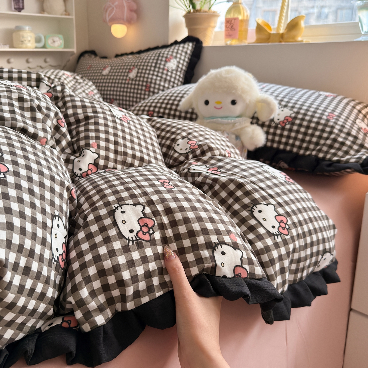 91家纺网 家纺一手货源 找家纺 星禾优选 2025新款三丽鸥加厚水洗双层纱花边款四件套 黑调格kt