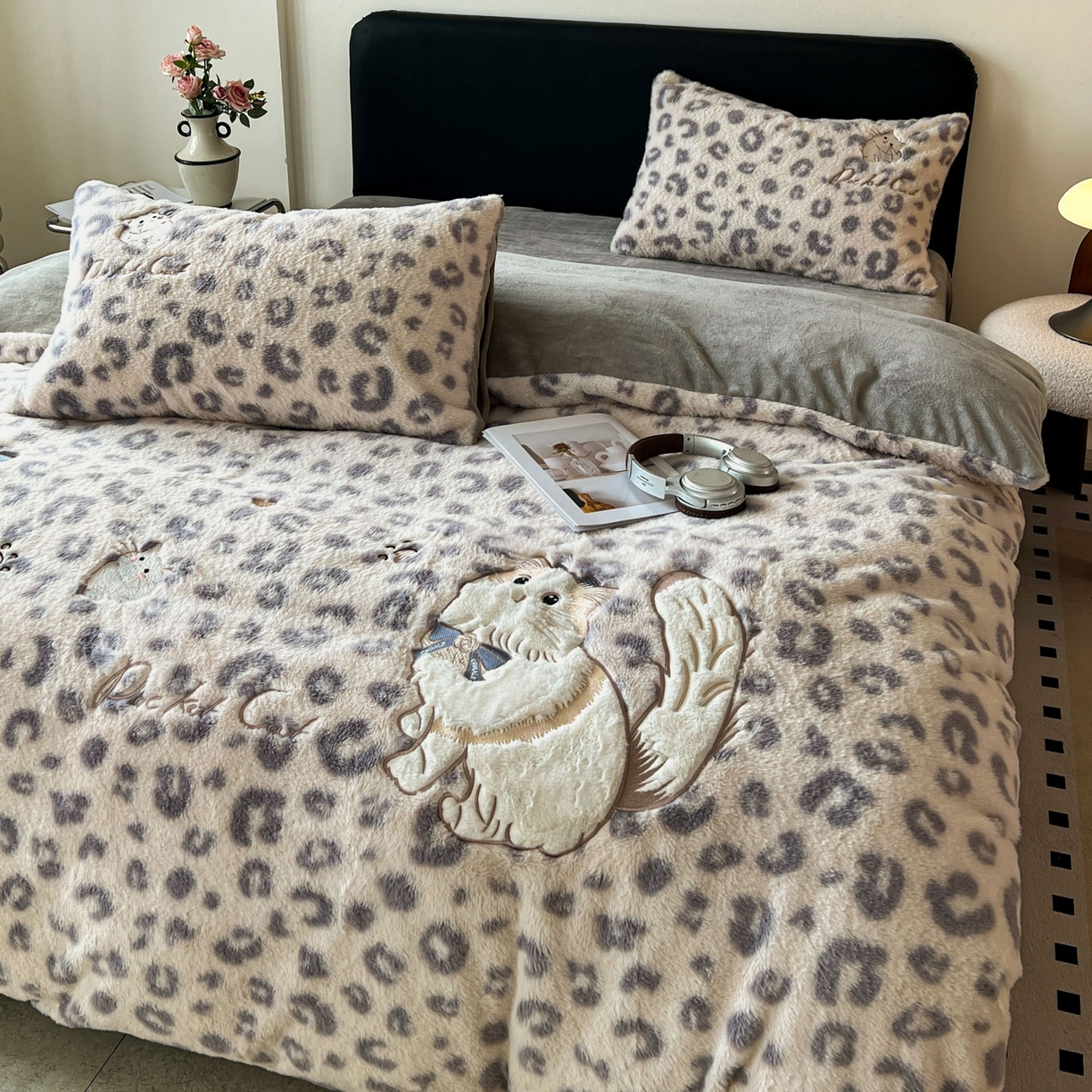 91家纺网 家纺一手货源 找家纺 梵克保罗 2025秋冬新款兔毛绒豹纹印花绣花款牛奶绒四件套 豹纹布偶猫-浅灰