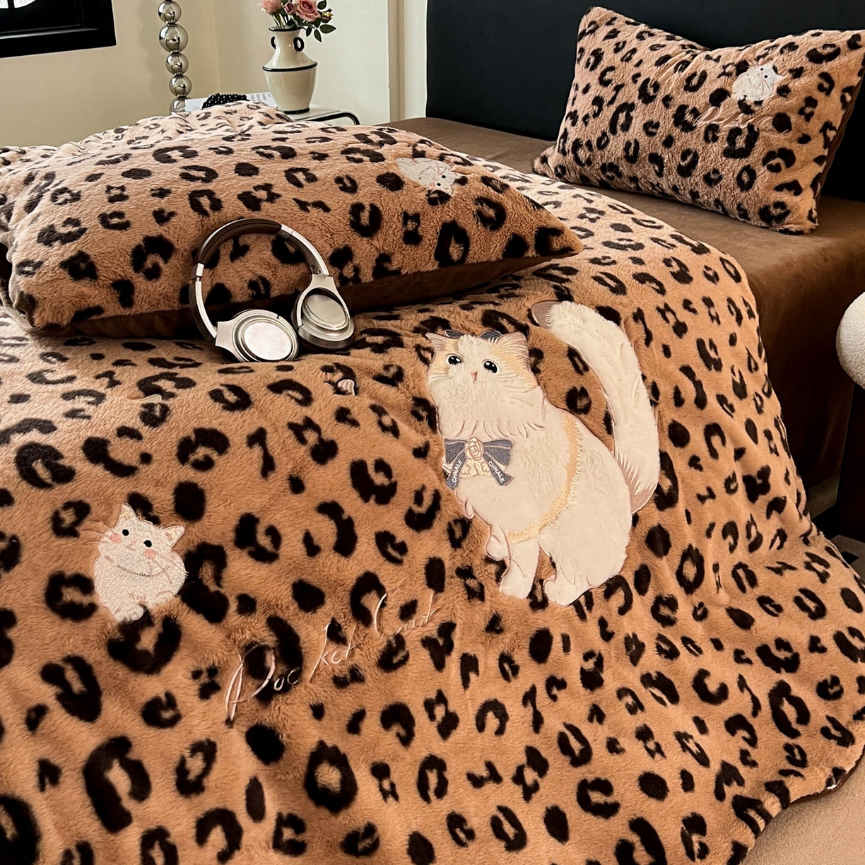 91家纺网 家纺一手货源 找家纺 梵克保罗 2025秋冬新款兔毛绒豹纹印花绣花款牛奶绒四件套 豹纹布偶猫-深咖