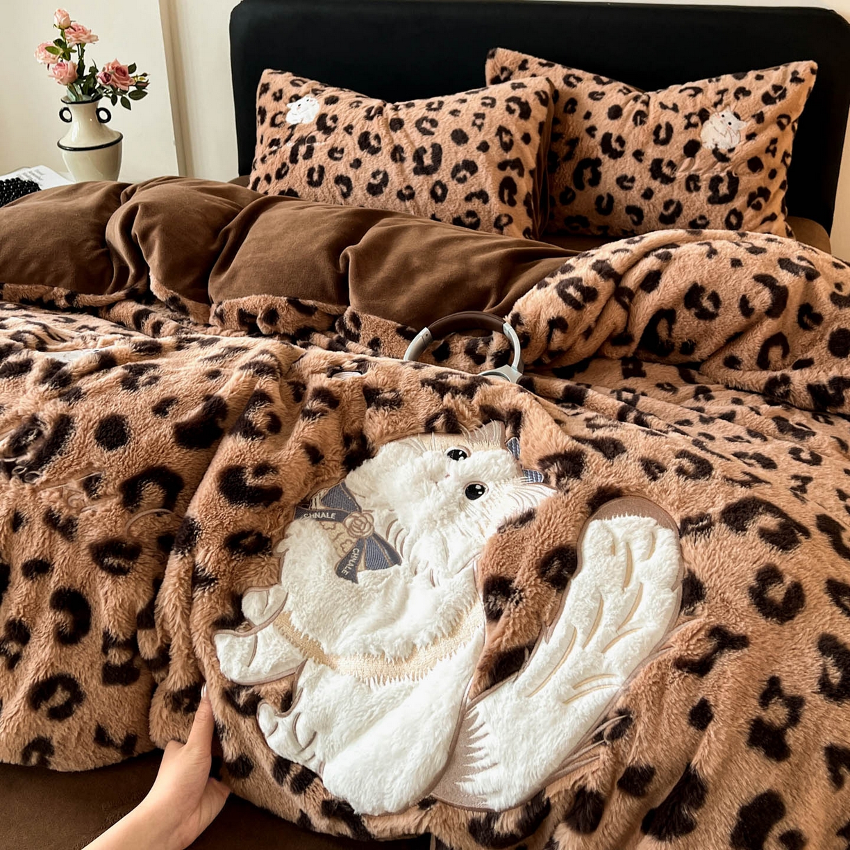 91家纺网 家纺一手货源 找家纺 梵克保罗 2025秋冬新款兔毛绒豹纹印花绣花款牛奶绒四件套 豹纹布偶猫-深咖