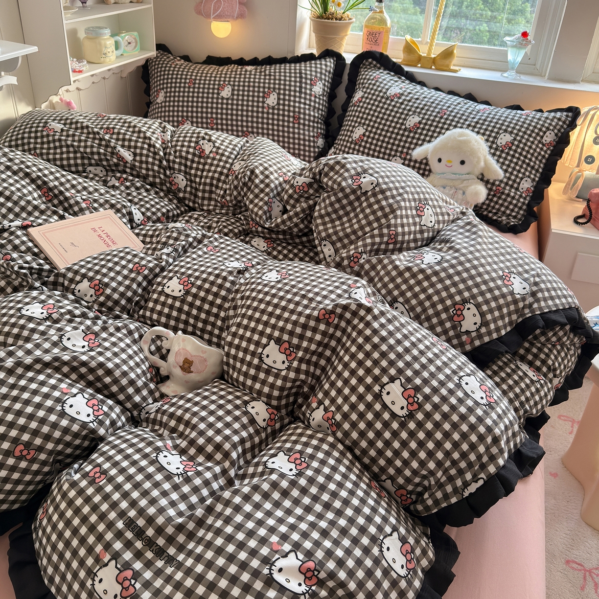 91家纺网 家纺一手货源 找家纺 星禾优选 2025新款三丽鸥加厚水洗双层纱花边款四件套 黑调格kt