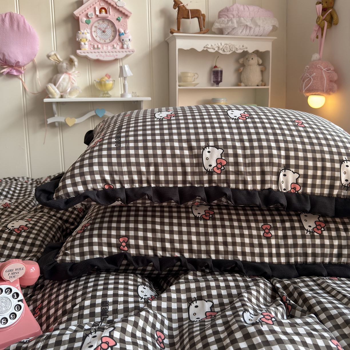 91家纺网 家纺一手货源 找家纺 星禾优选 2025新款三丽鸥加厚水洗双层纱花边款四件套 黑调格kt